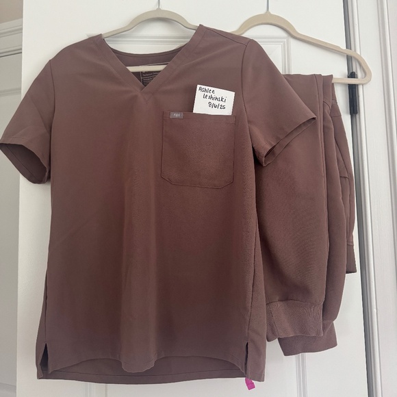 FIGS SMOKEY TAUPE - Picture 1 of 1